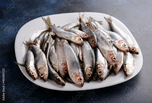 Canvastavla Fresh raw silver herring on a plate.