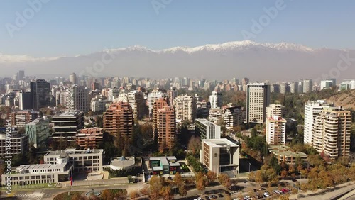 Vista de Drone de la cordillera de Santiago Chile y edificios