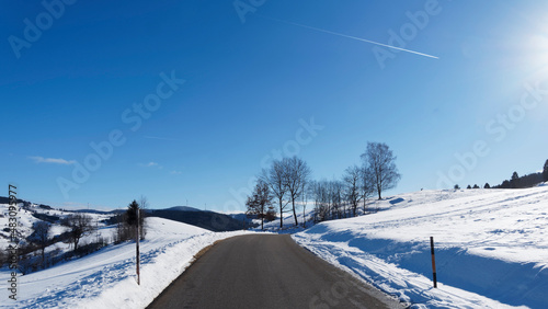 Verschneite Landschaften. Fröhnd im Schwarwald. Kleine Bergstraße zwischen Tannenbodenhütte zum Hornlift-Fröhnd im Ortsteil Hof  © Marc