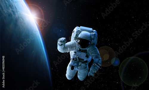 Fototapeta Naklejka Na Ścianę i Meble -  ASTRONAUTE DANS L'ESPACE. Elements of this image furnished by NASA