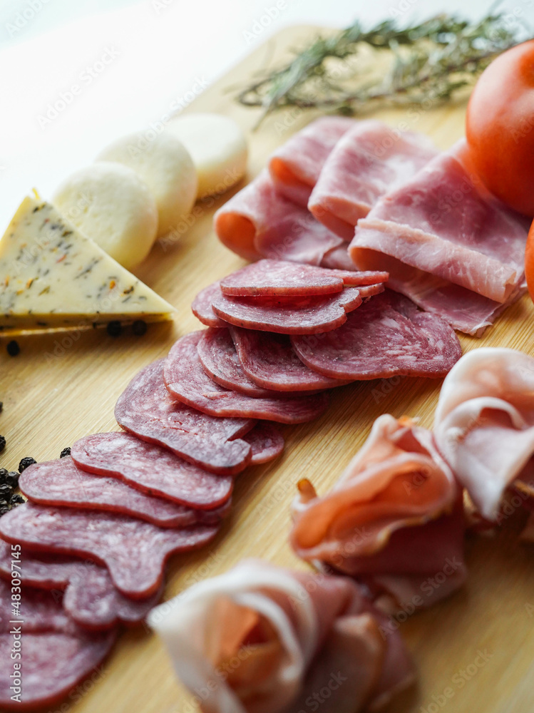 Tabla rustica de embutidos ibericos y quesos Tabla rustica de embutidos ibericos y quesos