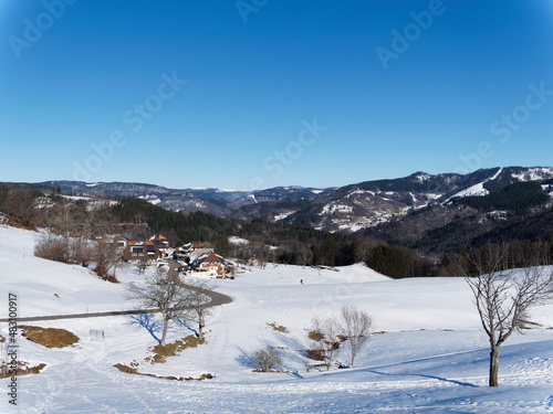 Fr  hnd im Schwarzwald. Schneelandschaft  im oberen Wiesental im Belchenland und Blick auf Orsteil Hof 