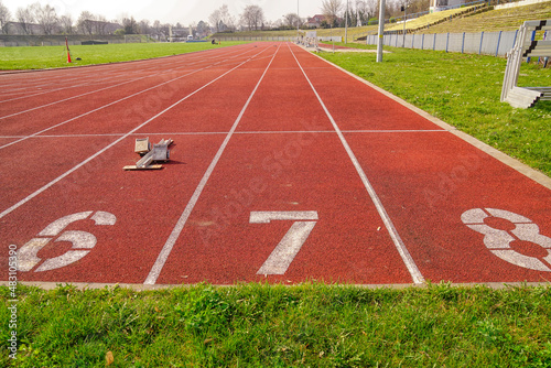 Laufbahnen bzw. Kampfbahnen auf einem Sportplatz