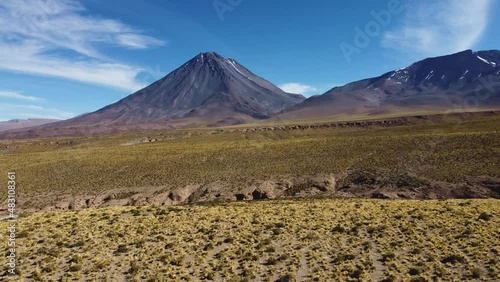 Vista aérea con drone del volcán Licancabur al norte de Chile en San Pedro de Atacama