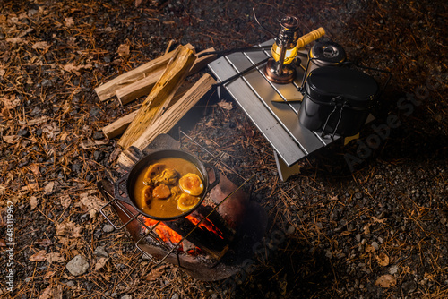 キャンプでカレー Making curry outdoors at the campsite 