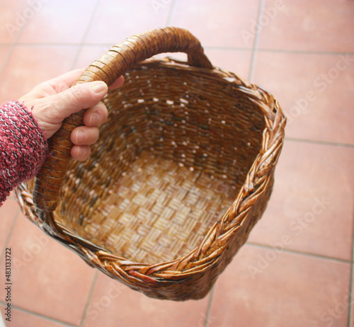 tenir un panier en osier artisanal, isolé photo