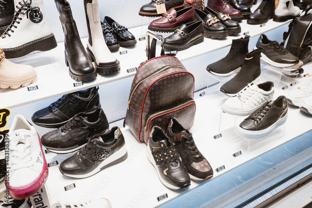 21 October 2021, Thessaloniki, Greece: A showcase with fashionable leather  shoes and shoes and bags in the window of the ALDO store Stock Photo |  Adobe Stock