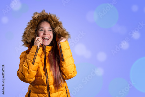 Mujer con abrigo recibiendo buenas noticias mientras habla con su celular	 photo