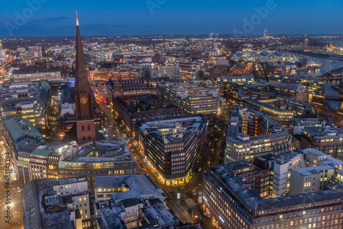 Panoramaaufnahme von Hamburg, mit der Hamburger City in der Abenddämmerung von oben