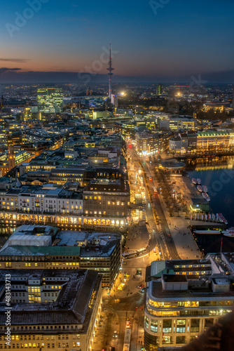 Panoramaaufnahme von Hamburg, mit der Hamburger City am Jungfernstieg in der Abenddämmerung von oben (Aufnahme vom Januar 2022)