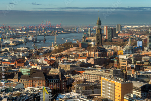 Panoramaaufnahme von Hamburg  mit dem Michel  dem Hafen  an einem kalten Wintertag  mit blauem Himmel  von oben aufgenommen  Aufnahme vom Januar 2022 