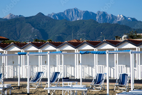 Le Alpi Apuane viste dalla spiaggia di Forte dei Marmi in Toscana
