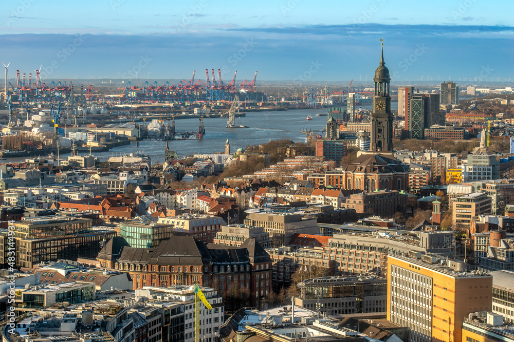 Panoramaaufnahme von Hamburg, mit dem Michel, dem Hafen, an einem kalten Wintertag, mit blauem Himmel, von oben aufgenommen (Aufnahme vom Januar 2022)