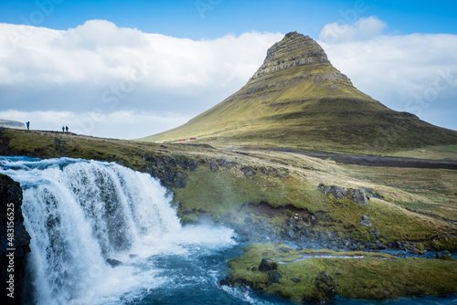 Kirkjufell in Island mit Wasserfall und Fluss