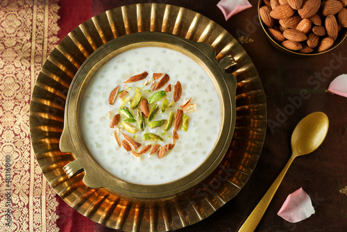 Foto Sabudana Kheer thick pudding with tapioca pearls sago dessert from cassava root Indian sweet mithai  chowari payasam for Mahashivratri Ram Navami Diwali festival