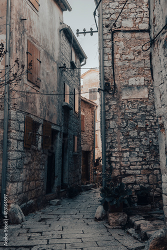 Fototapeta Naklejka Na Ścianę i Meble -  Beautiful, narrow streets of istrian town of Bale, with dense, stone houses with small wooden windows shutters