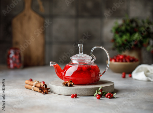Bilde på lerret Hot cranberry drink in glass tea pot