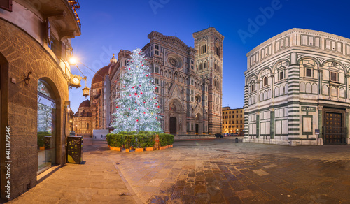 Fototapeta Naklejka Na Ścianę i Meble -  Florence, Italy at the Duomo During Christmas Season