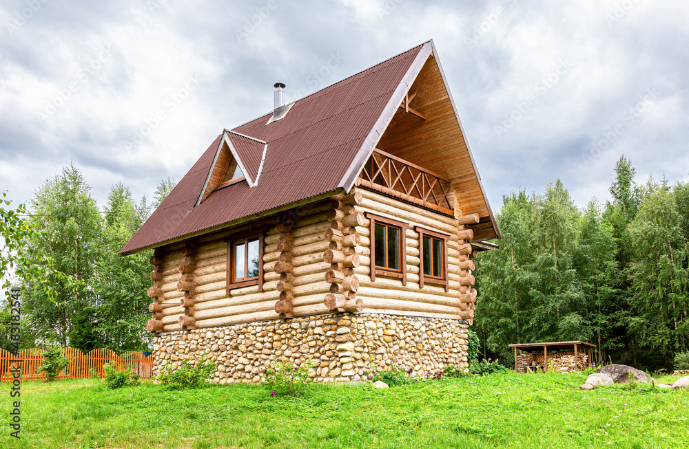 Obraz premium Cozy wooden country house on stone foundation