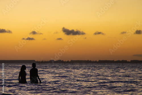 Pareja de novios disfrutando del 14 de febrero en playas de Isla Mujeres al atardecer. 