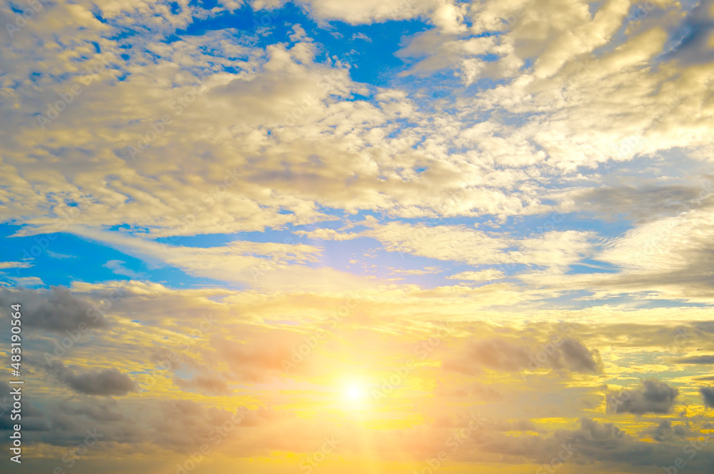 Naklejka premium Bright sunset over the horizon. Sky with beautiful clouds.
