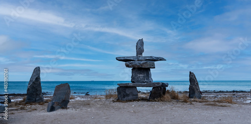 Cuadro en lienzo Churchill Manitoba - Looking out at Hudson Bay at the Inukshuk memorial