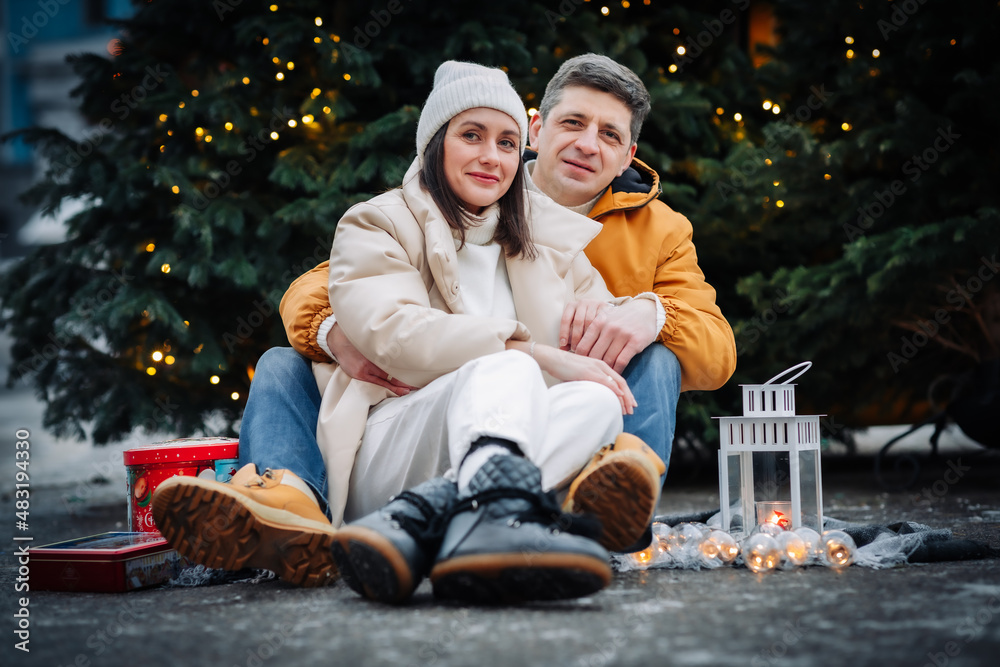 Obraz premium Loving couple in winter in New Year's locations