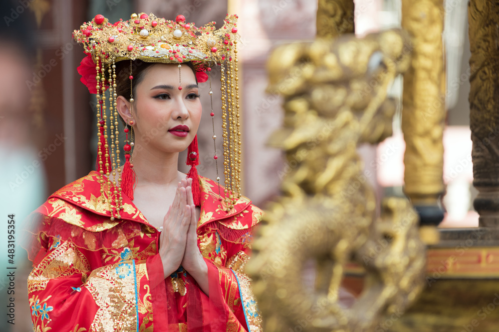 beautiful Asian woman wearing traditional Chinese clothing is paying homage to the Chinese gods. beautiful Asian woman wearing traditional Chinese clothing is paying homage to the Chinese gods.