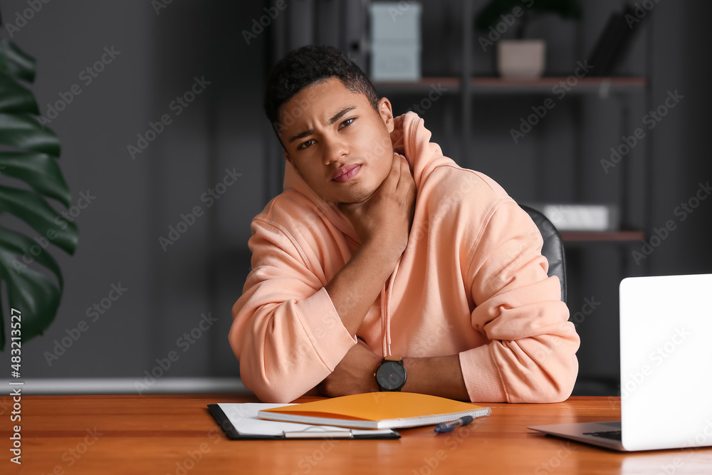 Obraz premium Ill African-American student with sore throat at home
