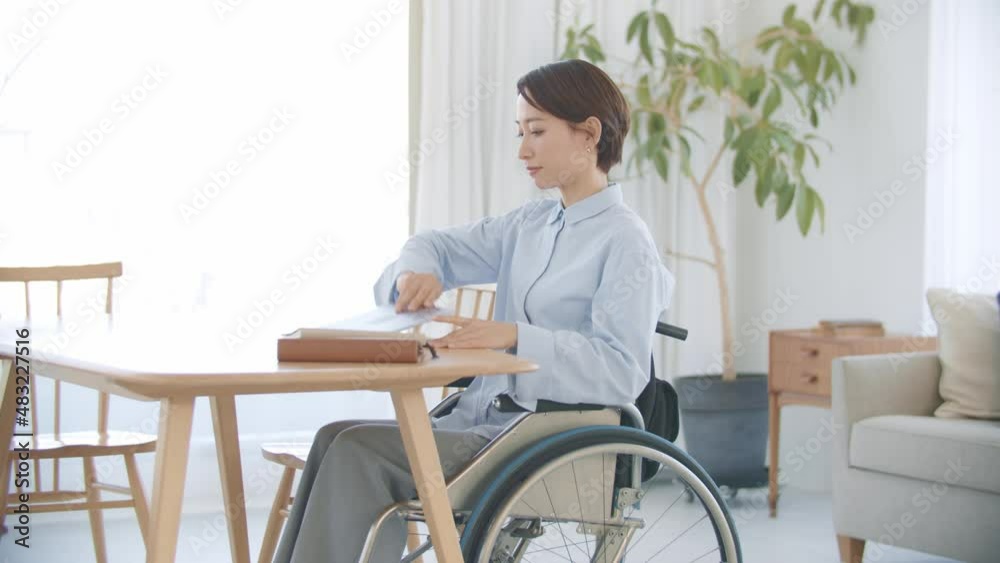 パソコンを使う女性・身体障がい者・車椅子