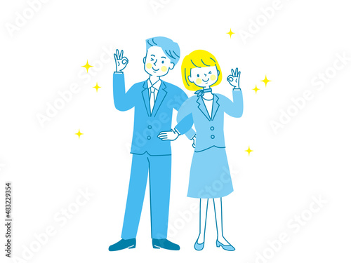 腕を組んでOKサインする男女のカップル