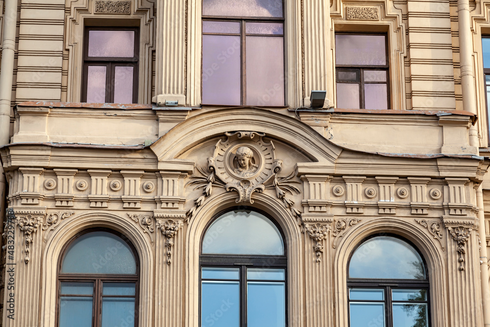 Fototapeta premium Facade of an building with windows