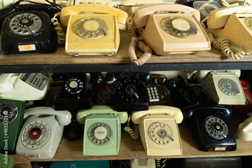 Teléfonos antiguos con carril de números, colores pastel.