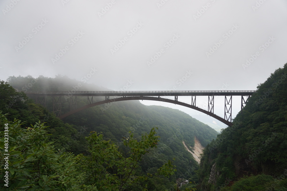 Fototapeta premium 霧につつまれた不動沢橋（磐梯吾妻スカイライン、福島県福島市）