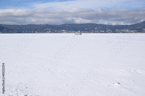 冬の諏訪湖　湖面全面結氷　【長野県諏訪市】 © apiox
