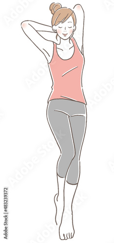 目を閉じてポーズをする女性