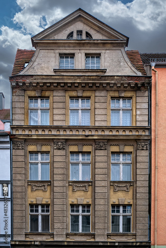 Neobarockes Wohn- und Geschäftshaus mit Jugendstilelementen in der Altstadt von Guben