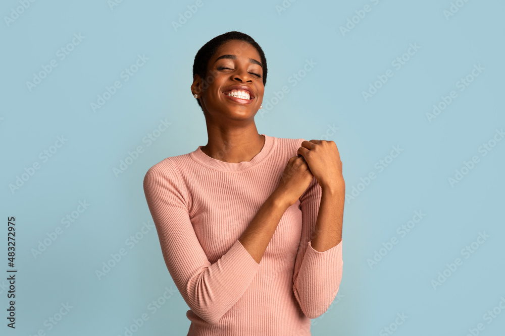 Obraz premium Great Mood. Happy Delighted Young African American Woman Standing Over Blue Background