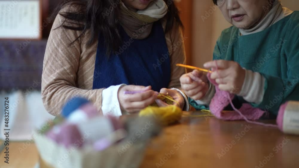 編み物をする女性 編み物をする女性