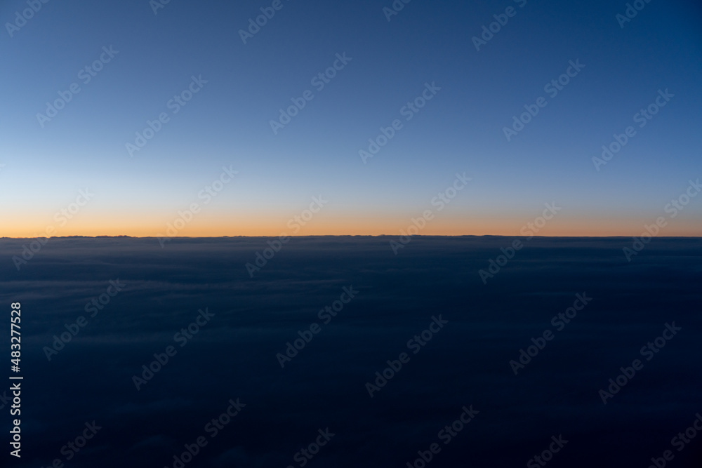 機窓から見た地平線と夕陽