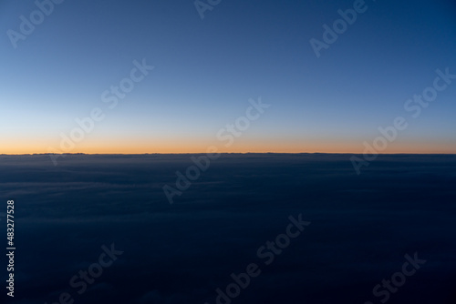 機窓から見た地平線と夕陽
