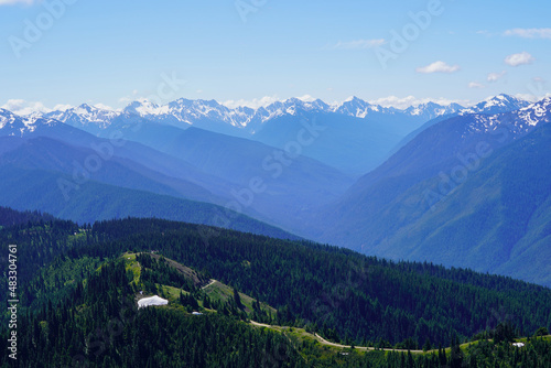 Une photo panoramique des montagnes du parc national Olympique