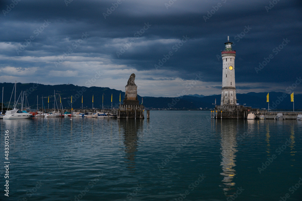 Fototapeta premium Dunkle Wolken über dem Hafen von Lindau am Bodensee