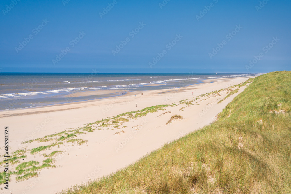 Der lange Sandstrand und die Dünenlandschaft auf Texel, Niederlande Der lange Sandstrand und die Dünenlandschaft auf Texel, Niederlande