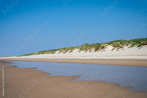 Der lange Sandstrand und die D  nenlandschaft auf Texel  Niederlande