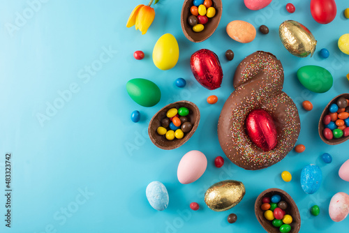 Tableau sur toile Mona de pascua cake and Easter eggs on blue background