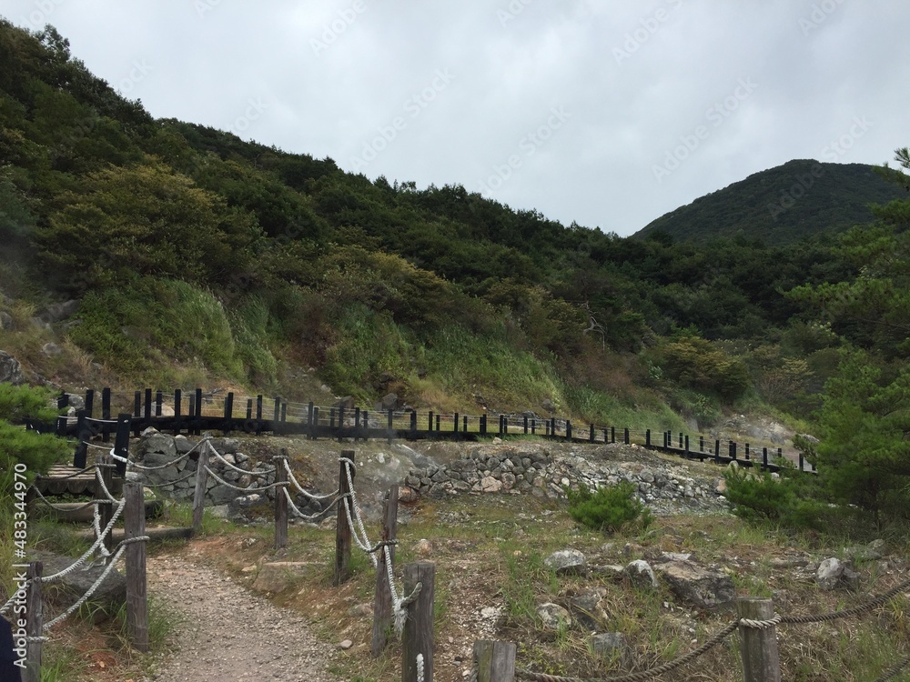 일본 후쿠오카 벳부 온천이 샘솟는 산 트레킹 / Mountain trekking with hot springs in Betbu, Fukuoka, Japan.