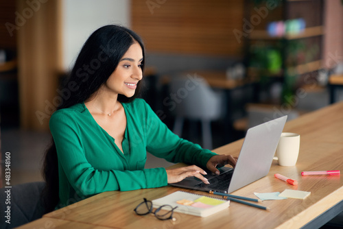 Valokuva Beautiful long-haired indian woman looking for part-time job online