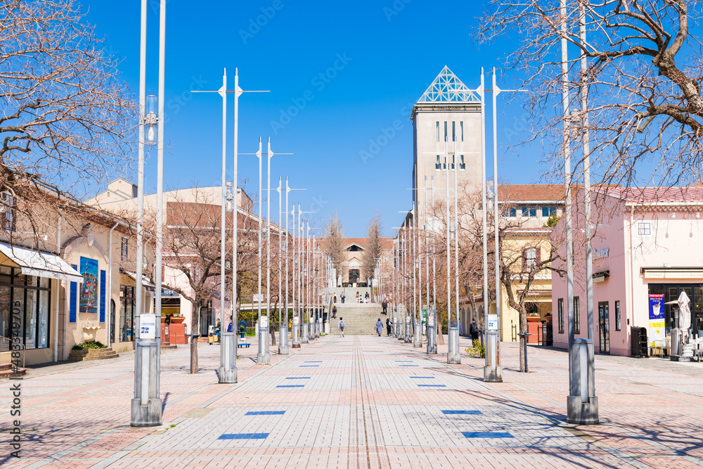 東京 南大沢駅前と東京都立大学