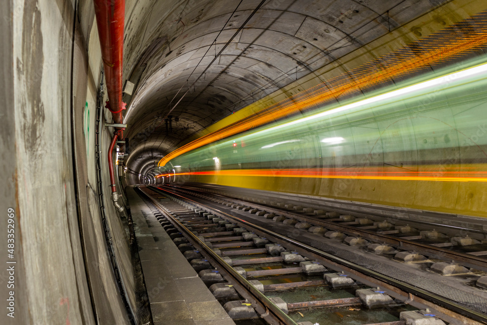 Fototapeta premium Metro em longa exposição